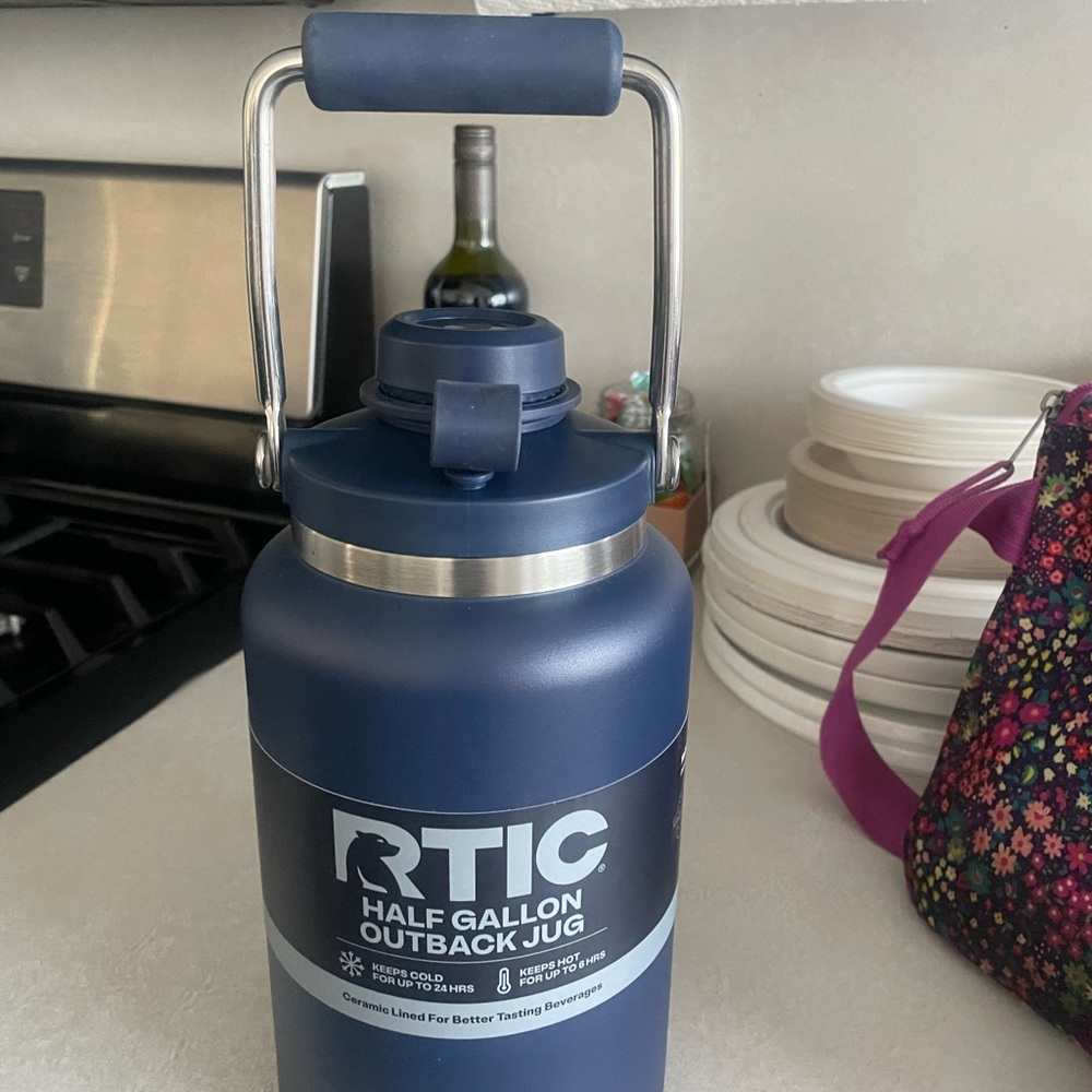 Blue Large-Capacity Water Bottle for Dining - RTIC